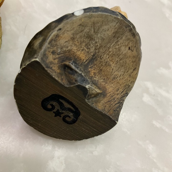 Lord Byron's Harmony Kingdom Garden Sunflower with butterfly, 3” x 4”, Lidded - Picture 7 of 9